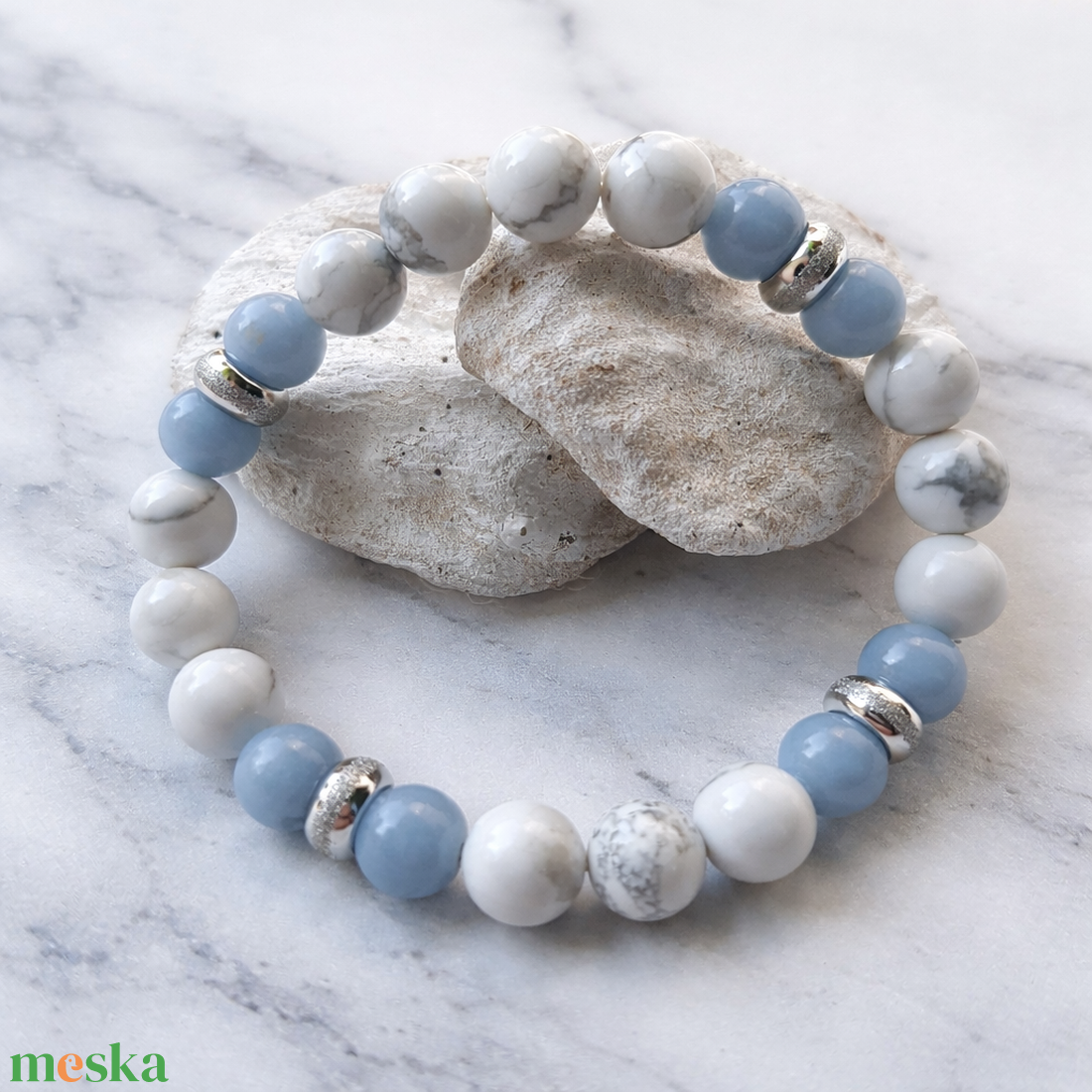 Howlit- Angelit ásvány karkötő - ékszer - karkötő - gyöngyös karkötő - Meska.hu