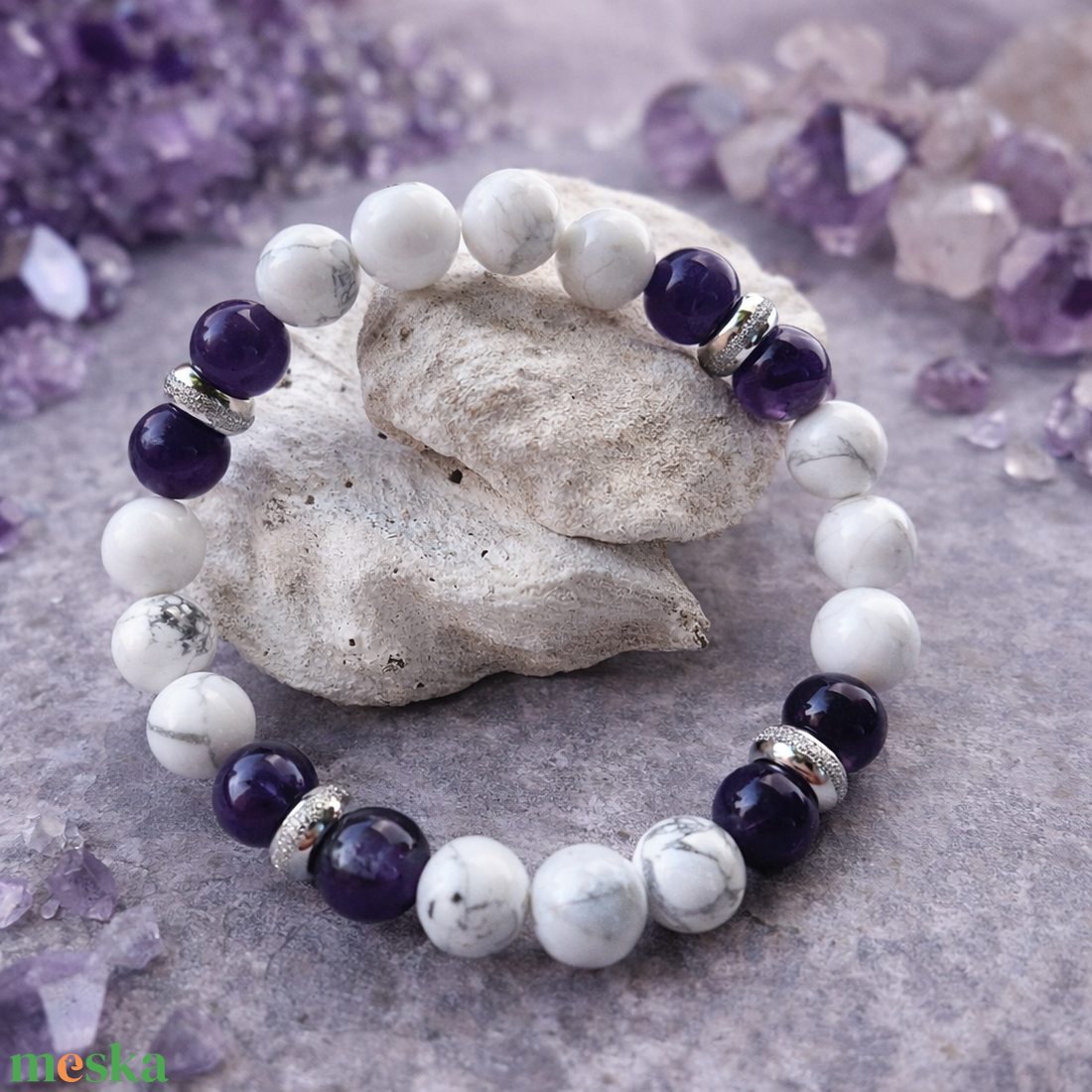 Howlit-Chevron ametiszt ásvány karkötő - ékszer - karkötő - gyöngyös karkötő - Meska.hu