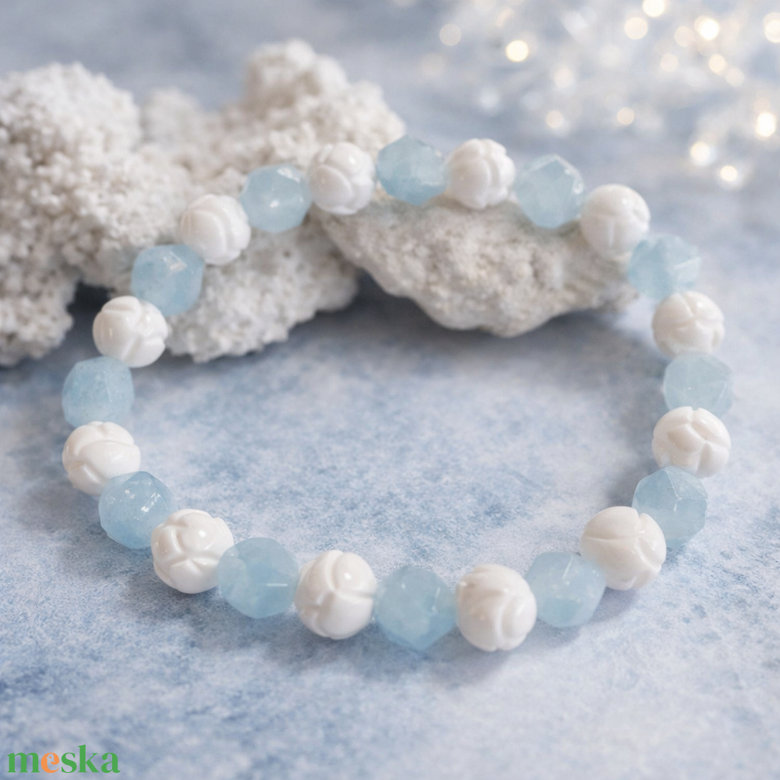 Akvamarin és kagylóhéj ásvány karkötő - ékszer - karkötő - gyöngyös karkötő - Meska.hu