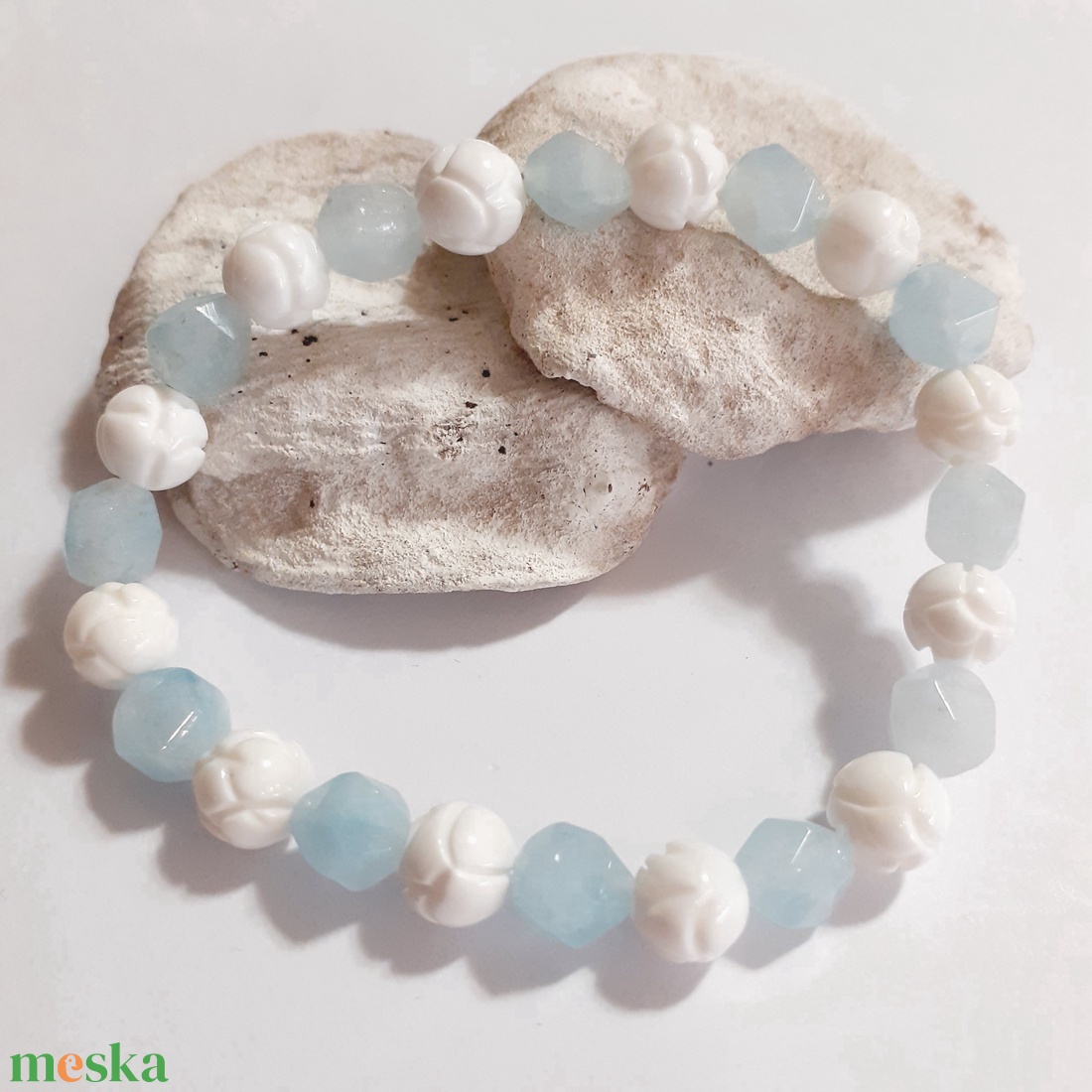Akvamarin és kagylóhéj ásvány karkötő - ékszer - karkötő - gyöngyös karkötő - Meska.hu