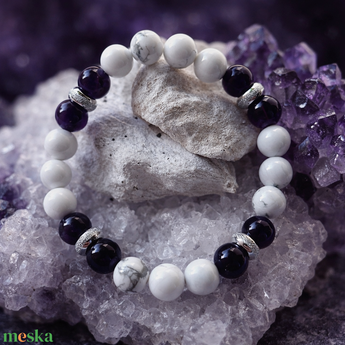 Howlit-Ametiszt ásvány karkötő - ékszer - karkötő - gyöngyös karkötő - Meska.hu