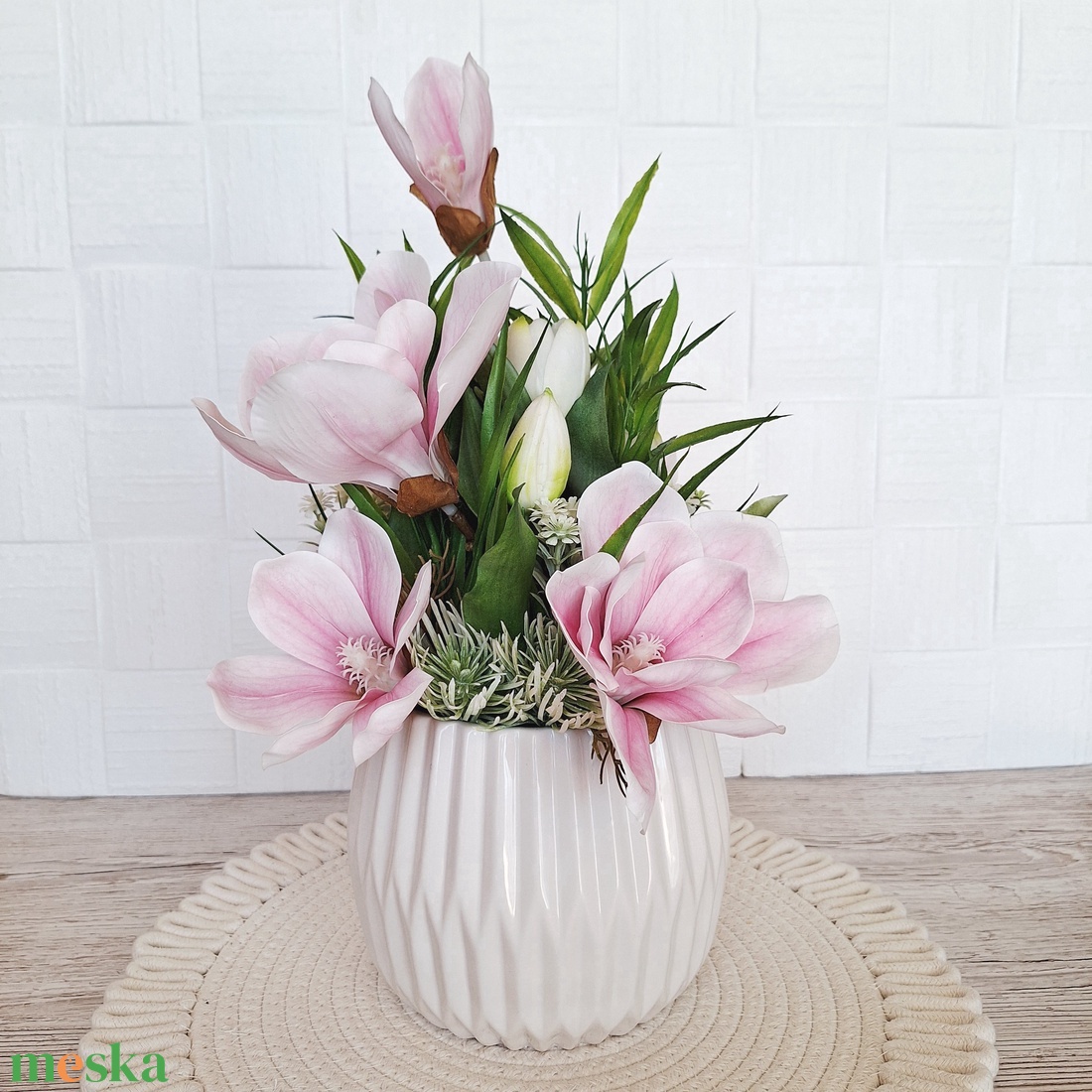 Tavaszi asztaldísz tulipánokkal és magnóliákkal - otthon & életmód - dekoráció - asztal és polc dekoráció - asztaldísz - Meska.hu