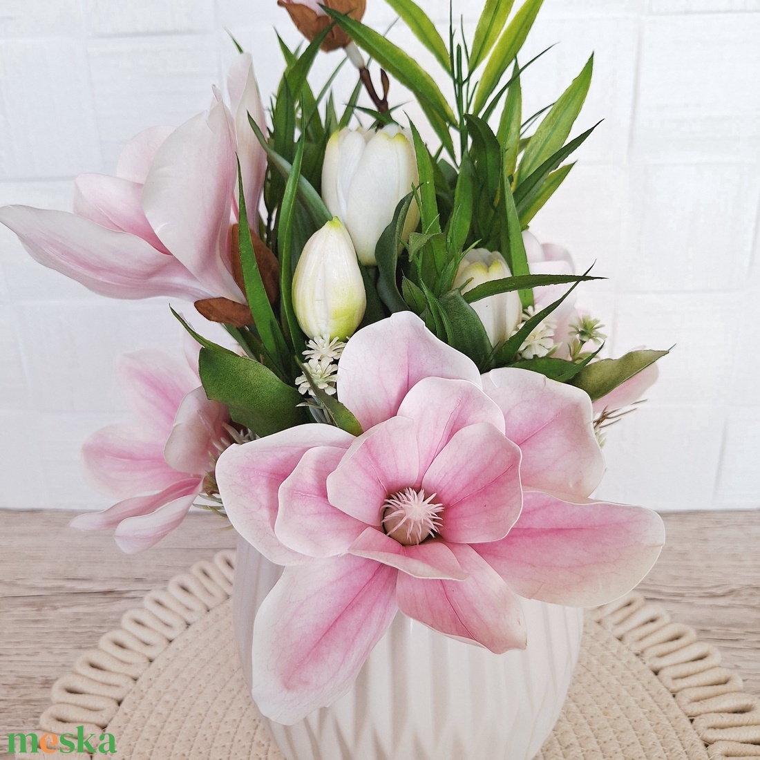 Tavaszi asztaldísz tulipánokkal és magnóliákkal - otthon & életmód - dekoráció - asztal és polc dekoráció - asztaldísz - Meska.hu