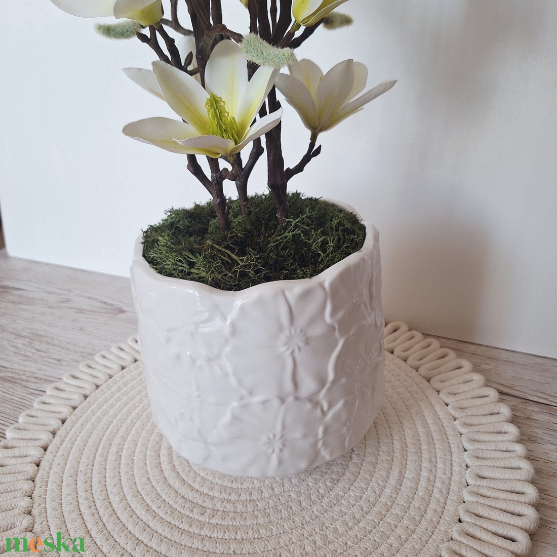 Sokvirágú magnólia kerámia kaspóban - otthon & életmód - virágdekoráció - virágdíszek - virágdísz kaspóban - Meska.hu