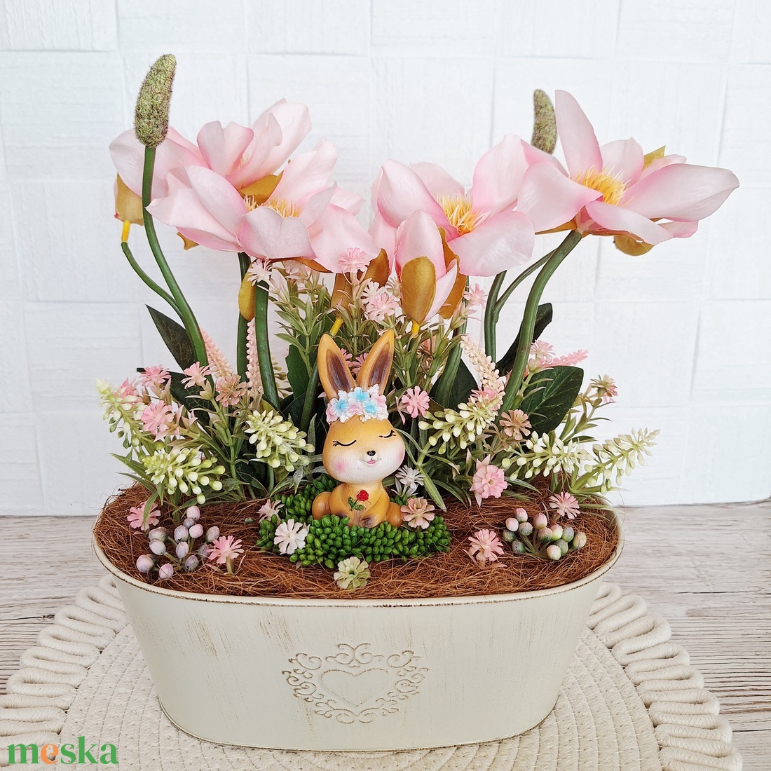 Tavaszi virágos dísz bájos nyuszival - otthon & életmód - virágdekoráció - virágdíszek - virágdísz kaspóban - Meska.hu