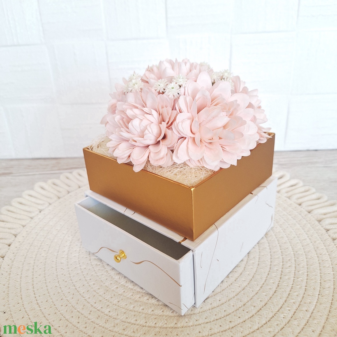 Kalap virágbox ballagásra - otthon & életmód - virágdekoráció - virágok - virágbox - Meska.hu