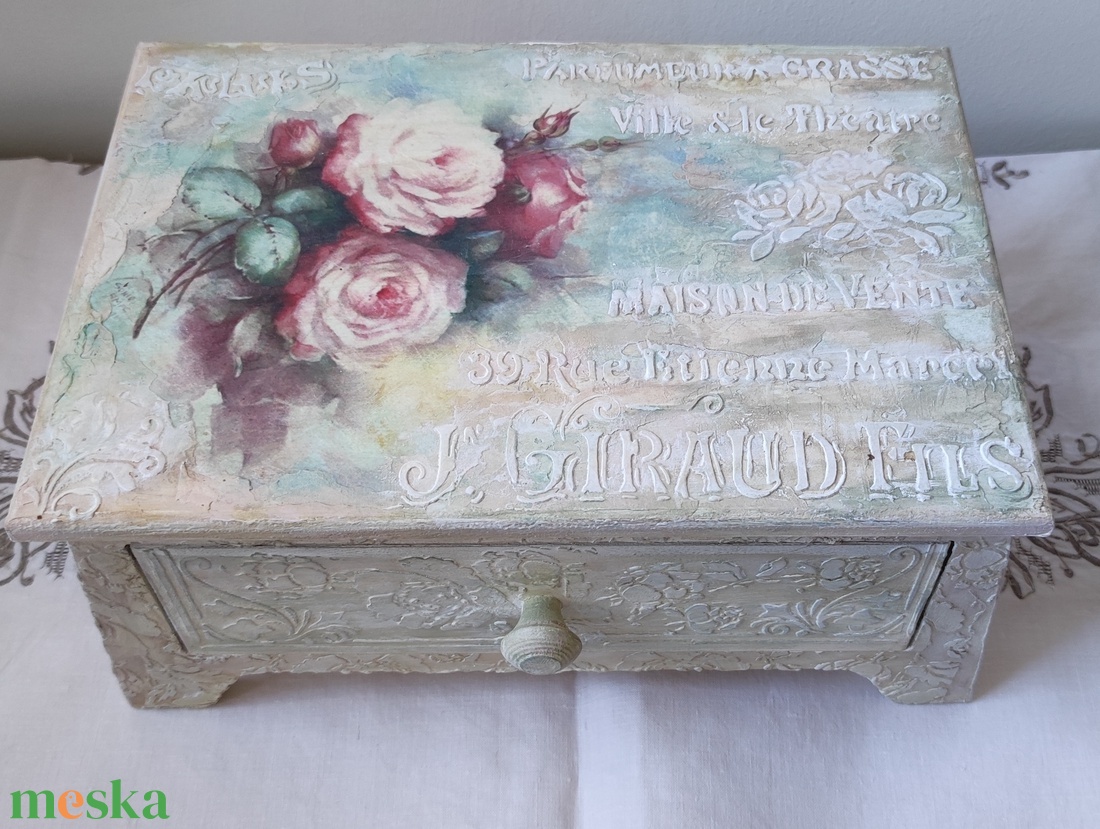 Gyönyörű dombor mintákkal díszített, lábakon álló fiókos doboz, tároló - ékszer - ékszertartó - ékszerdoboz - Meska.hu