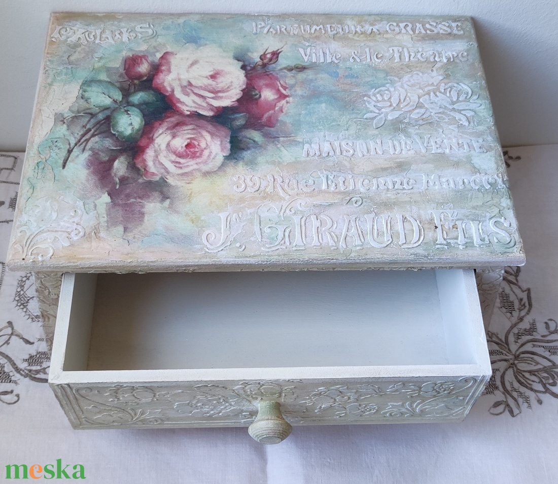 Gyönyörű dombor mintákkal díszített, lábakon álló fiókos doboz, tároló - ékszer - ékszertartó - ékszerdoboz - Meska.hu