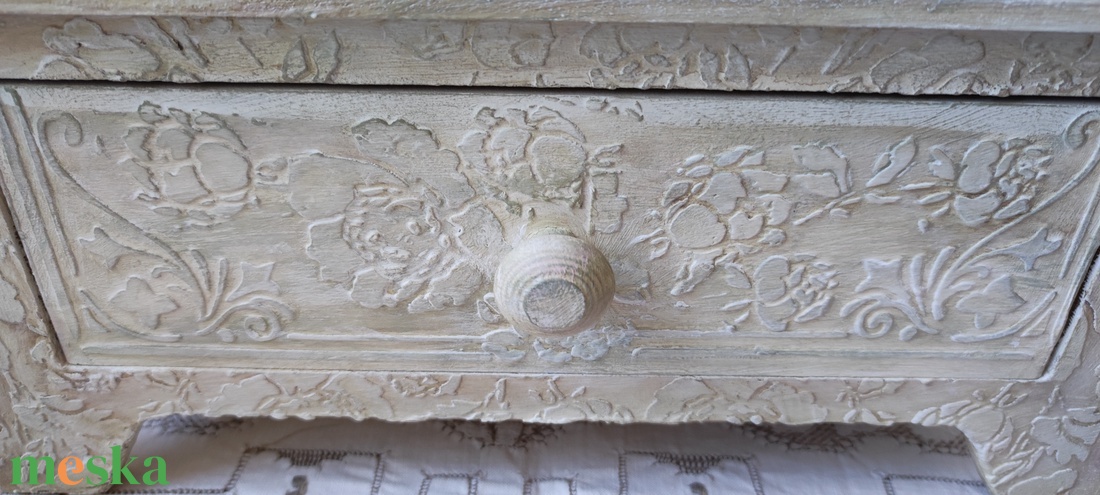 Gyönyörű dombor mintákkal díszített, lábakon álló fiókos doboz, tároló - ékszer - ékszertartó - ékszerdoboz - Meska.hu