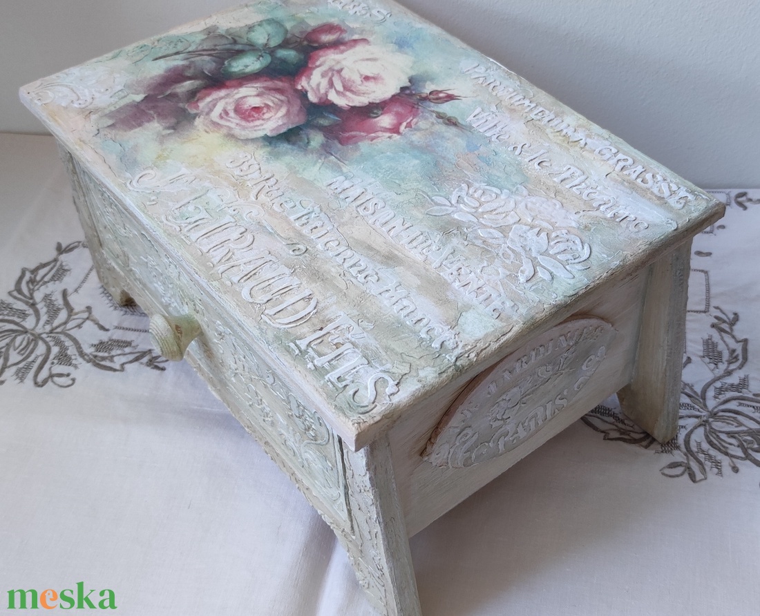 Gyönyörű dombor mintákkal díszített, lábakon álló fiókos doboz, tároló - ékszer - ékszertartó - ékszerdoboz - Meska.hu