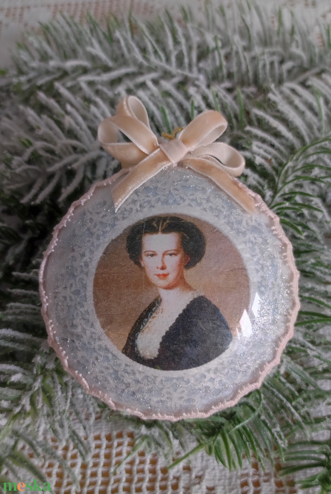 Sisi / Erzsébet királyné arcképével díszített medalion karácsonyfadíszek - karácsony - karácsonyi lakásdekoráció - karácsonyfadíszek - Meska.hu