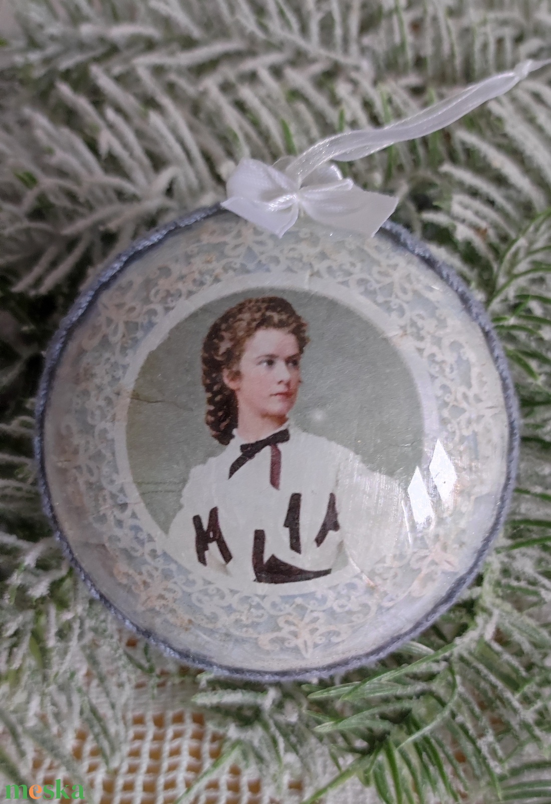 Sisi / Erzsébet királyné arcképével díszített medalion karácsonyfadíszek - karácsony - karácsonyi lakásdekoráció - karácsonyfadíszek - Meska.hu