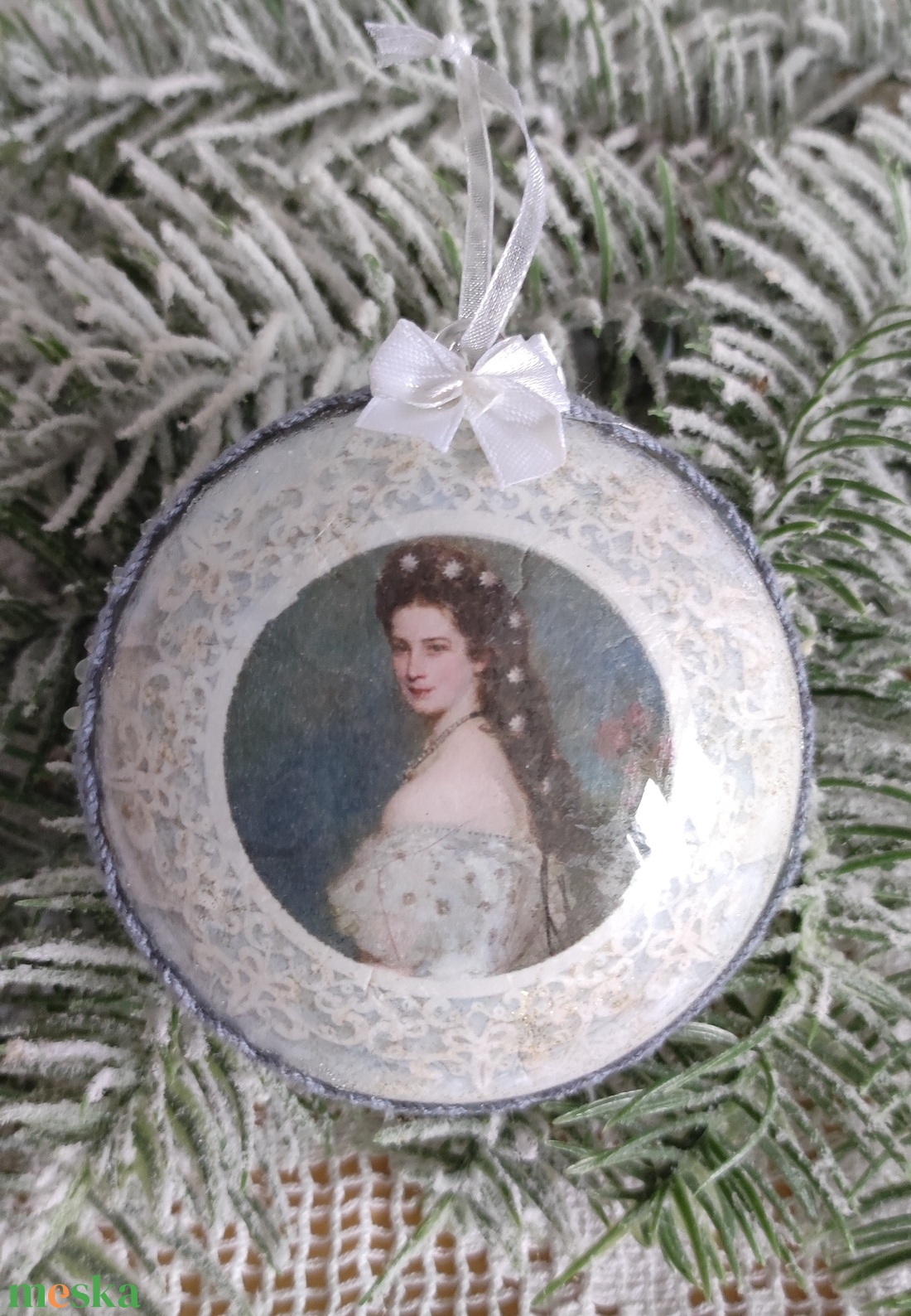 Sisi / Erzsébet királyné arcképével díszített medalion karácsonyfadíszek - karácsony - karácsonyi lakásdekoráció - karácsonyfadíszek - Meska.hu