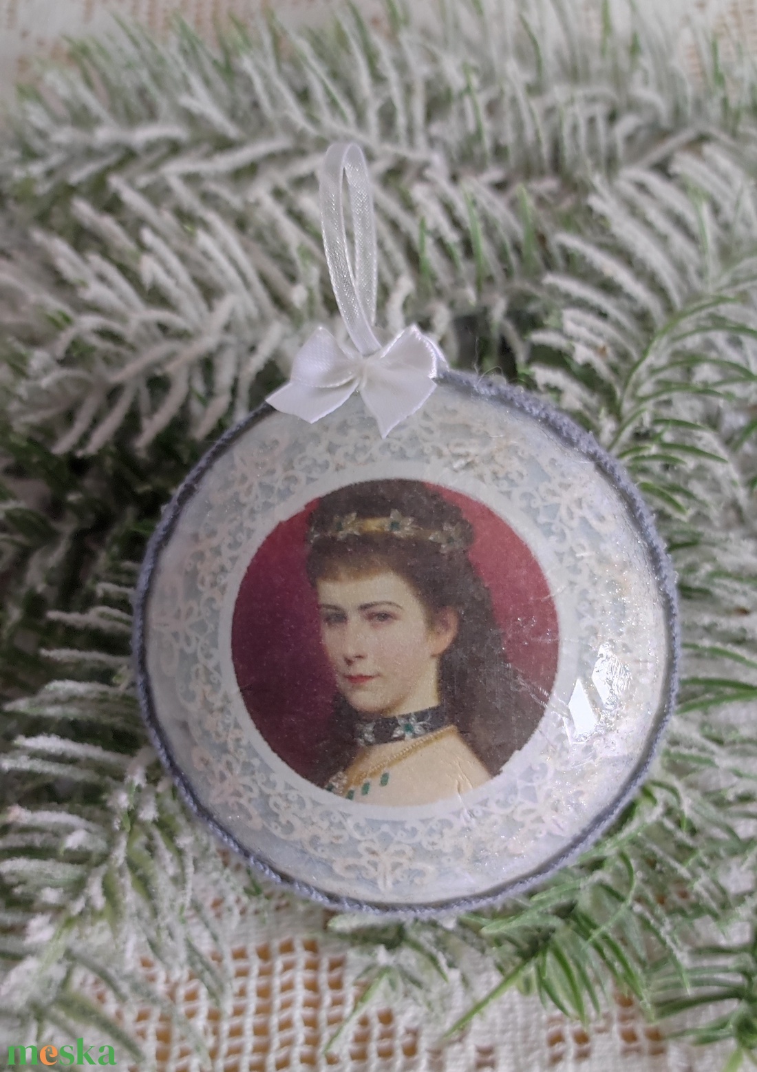 Sisi / Erzsébet királyné arcképével díszített medalion karácsonyfadíszek - karácsony - karácsonyi lakásdekoráció - karácsonyfadíszek - Meska.hu