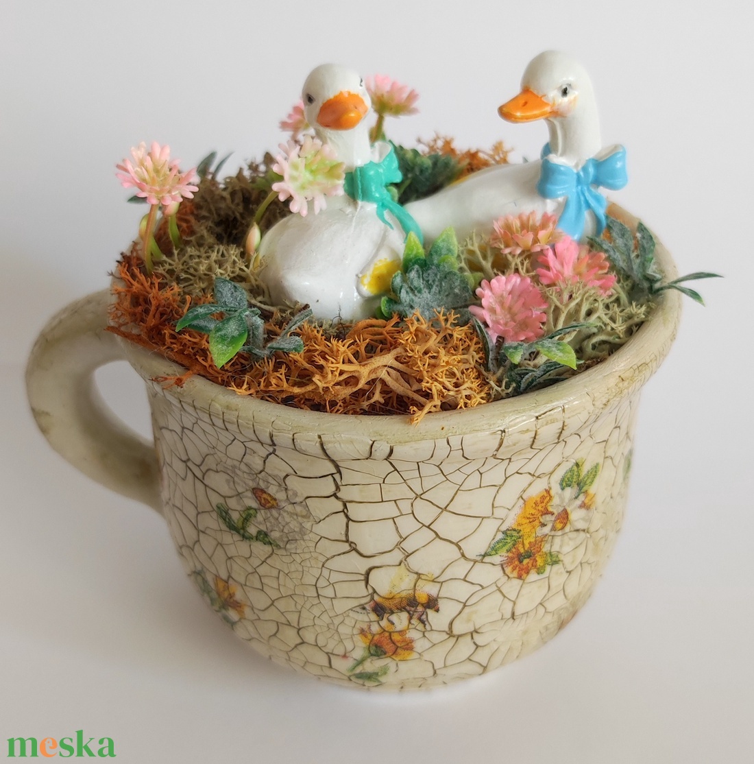 Húsvéti kislibák kerámia bögrében - ünnepi díszek, dekorációk - húsvéti díszek és dekorációk - húsvéti asztaldíszek - Meska.hu