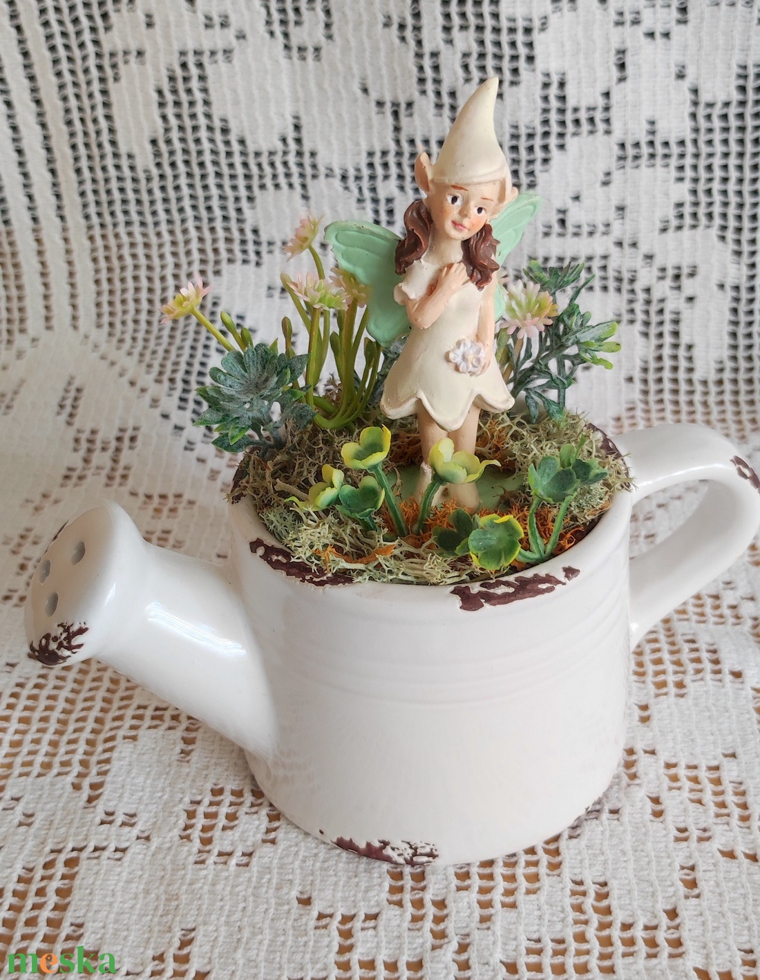 Tavasztündér kerámia locsolókannában - asztaldísz - ünnepi díszek, dekorációk - húsvéti díszek és dekorációk - húsvéti ablakdíszek - Meska.hu