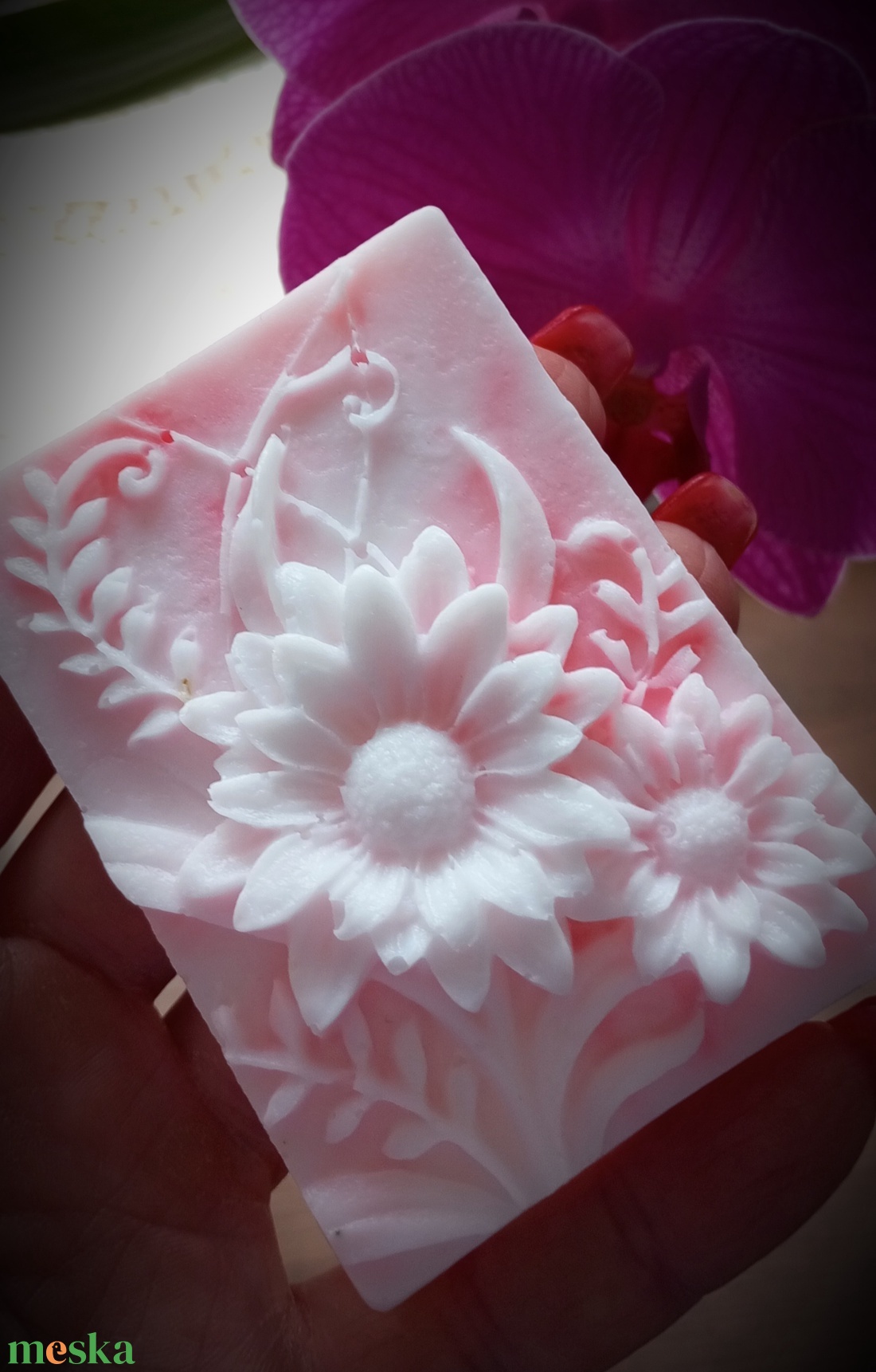 Virág mintás natúr szappan egy kis pirossal - szépségápolás - szappan & fürdés - kézműves szappan - Meska.hu