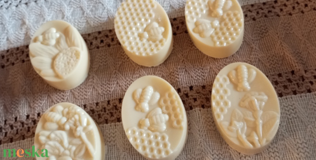 Méhecskés méhviaszos szappan  - szépségápolás - szappan & fürdés - kézműves szappan - Meska.hu Méhecskés méhviaszos szappan  - szépségápolás - szappan & fürdés - kézműves szappan - Meska.hu