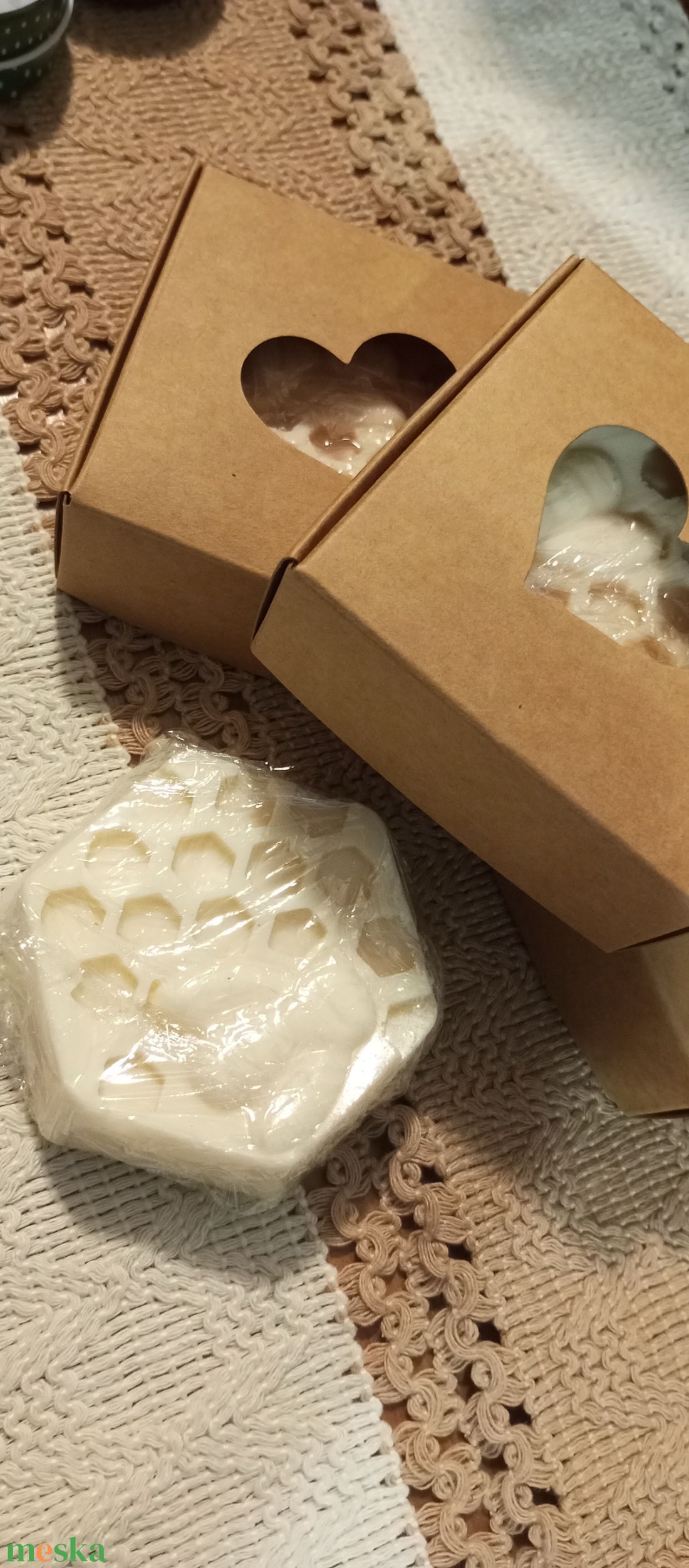 Díszcsomagolásban méhviaszos kézműves szappan  - szépségápolás - szappan & fürdés - kézműves szappan - Meska.hu