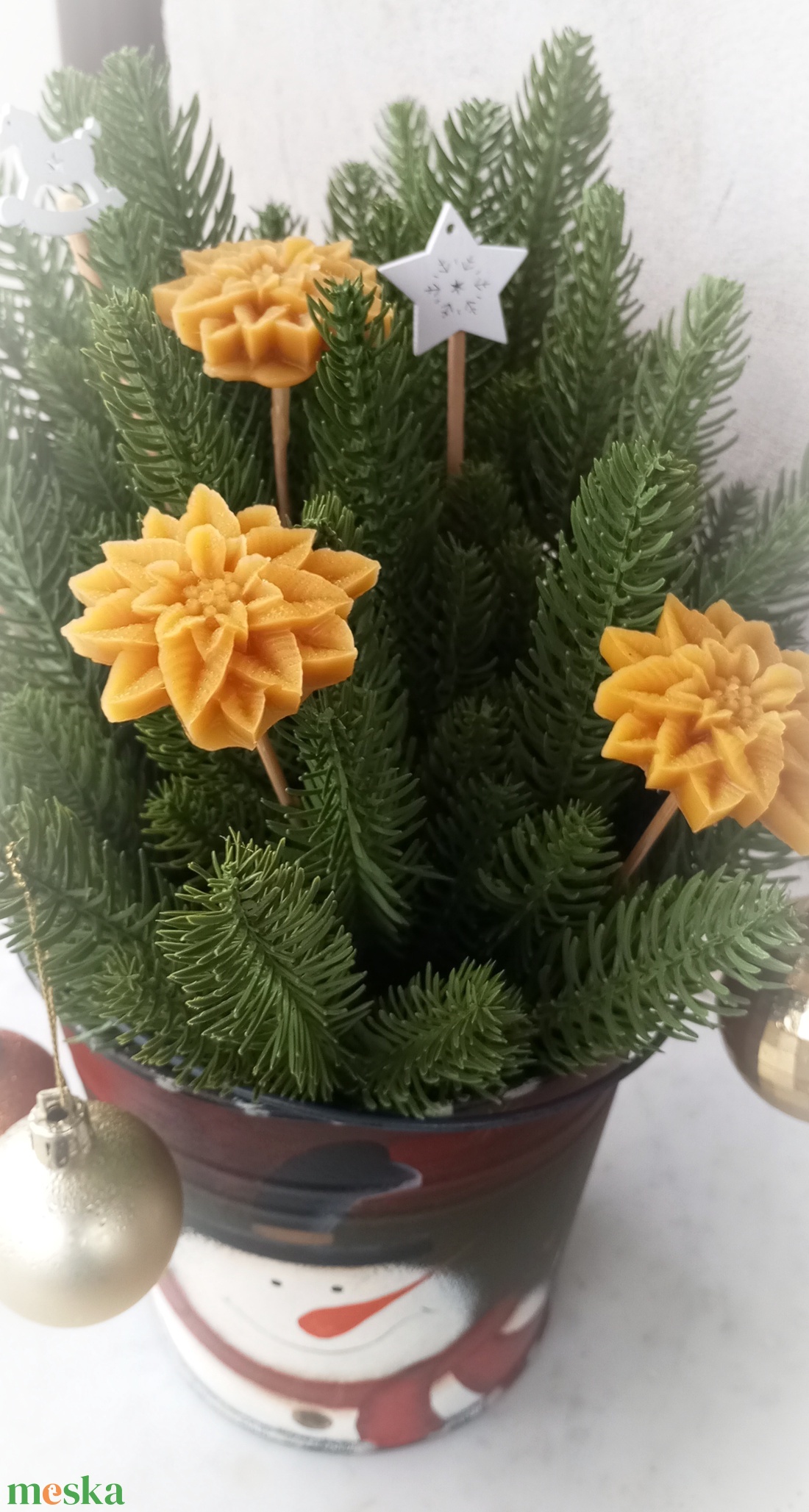 Apró mikulás virág szárral méhviaszból  - otthon & életmód - dekoráció - virágdísz és tartó - virágbox, virágdoboz - Meska.hu