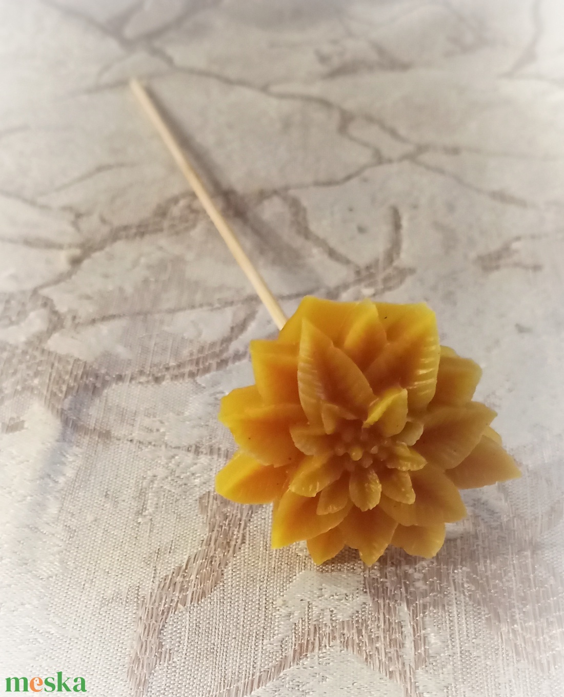 Apró mikulás virág szárral méhviaszból  - otthon & életmód - dekoráció - virágdísz és tartó - virágbox, virágdoboz - Meska.hu