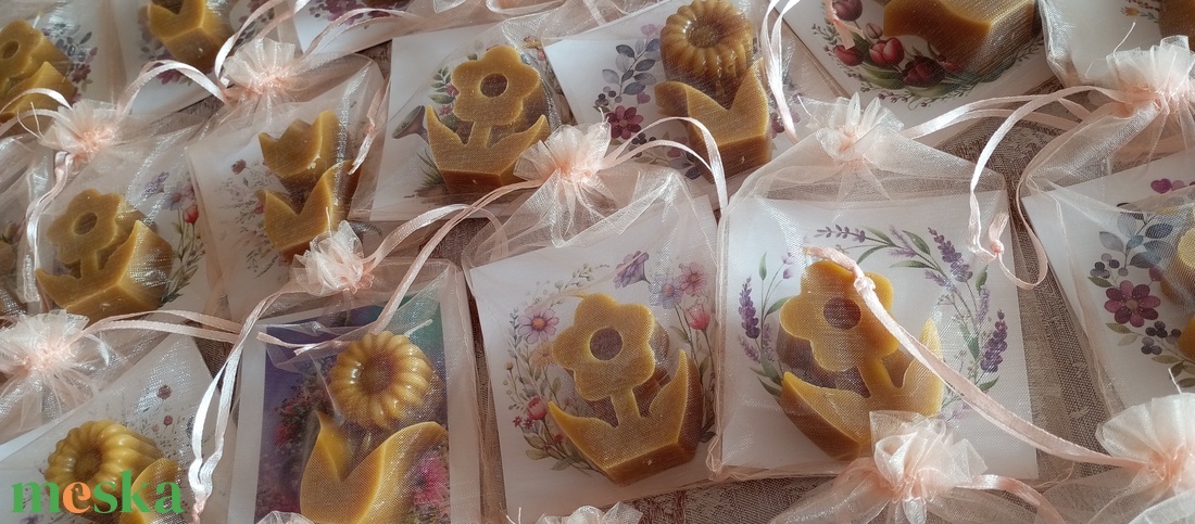 Organza tasakban méhviasz gyertya kísérő kártyával  - kellékek & szerszámok - dekorációs kellékek - dekorációs gyertya - Meska.hu