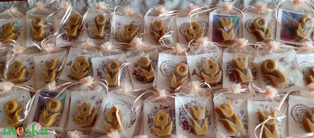 Organza tasakban méhviasz gyertya kísérő kártyával  - kellékek & szerszámok - dekorációs kellékek - dekorációs gyertya - Meska.hu