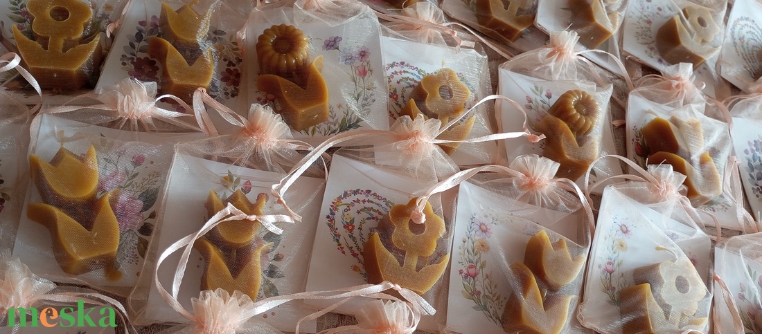 Organza tasakban méhviasz gyertya kísérő kártyával  - kellékek & szerszámok - dekorációs kellékek - dekorációs gyertya - Meska.hu