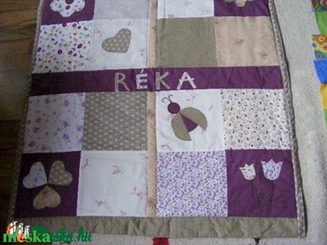 Lilás-drappos patchwork takaró, névre szóló - otthon & életmód - babaszoba, gyerekszoba - Meska.hu