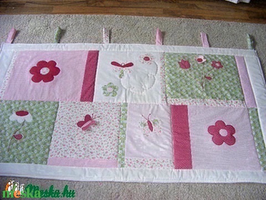 patchwork falvédő, pillangóval, virágokkal - otthon & életmód - babaszoba, gyerekszoba - falvédő gyerekszobába - Meska.hu