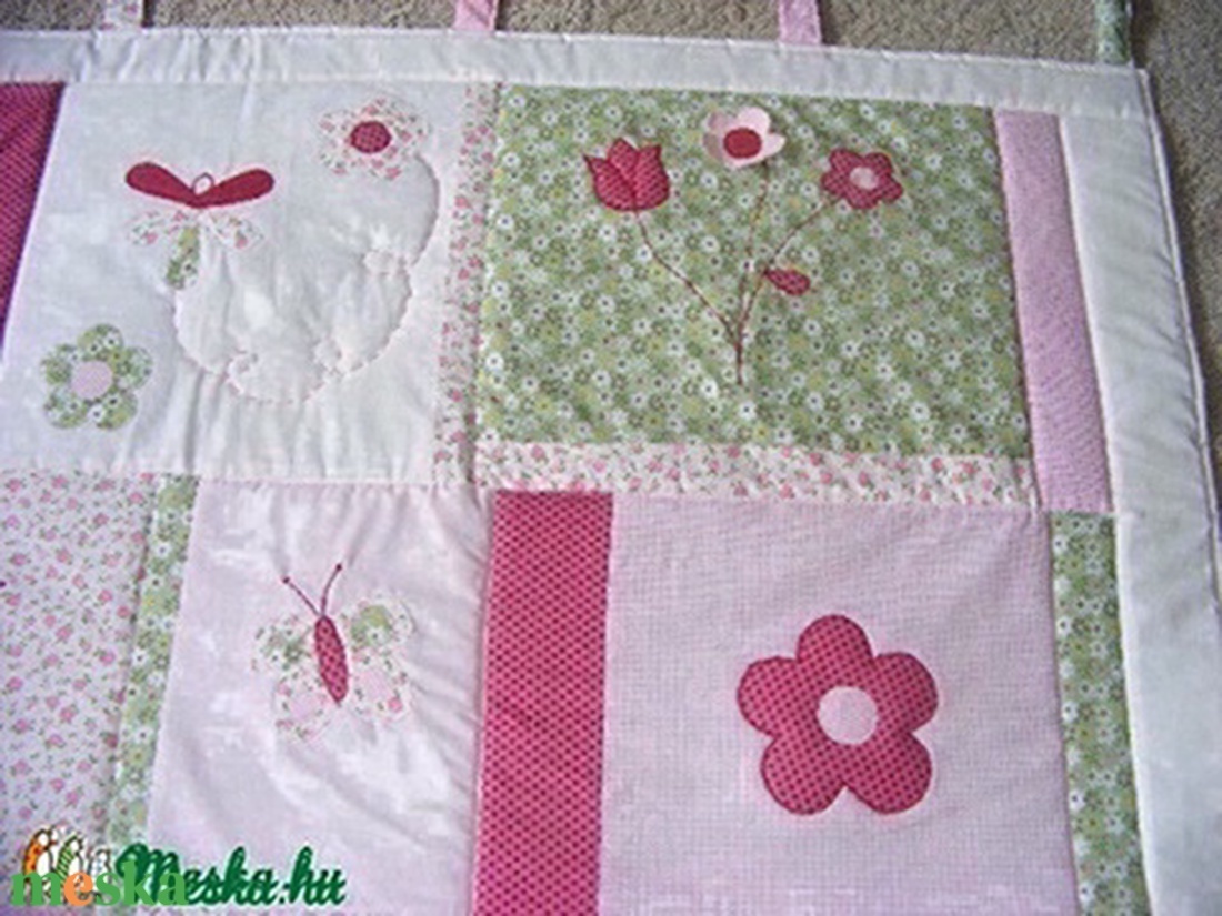 patchwork falvédő, pillangóval, virágokkal - otthon & életmód - babaszoba, gyerekszoba - falvédő gyerekszobába - Meska.hu