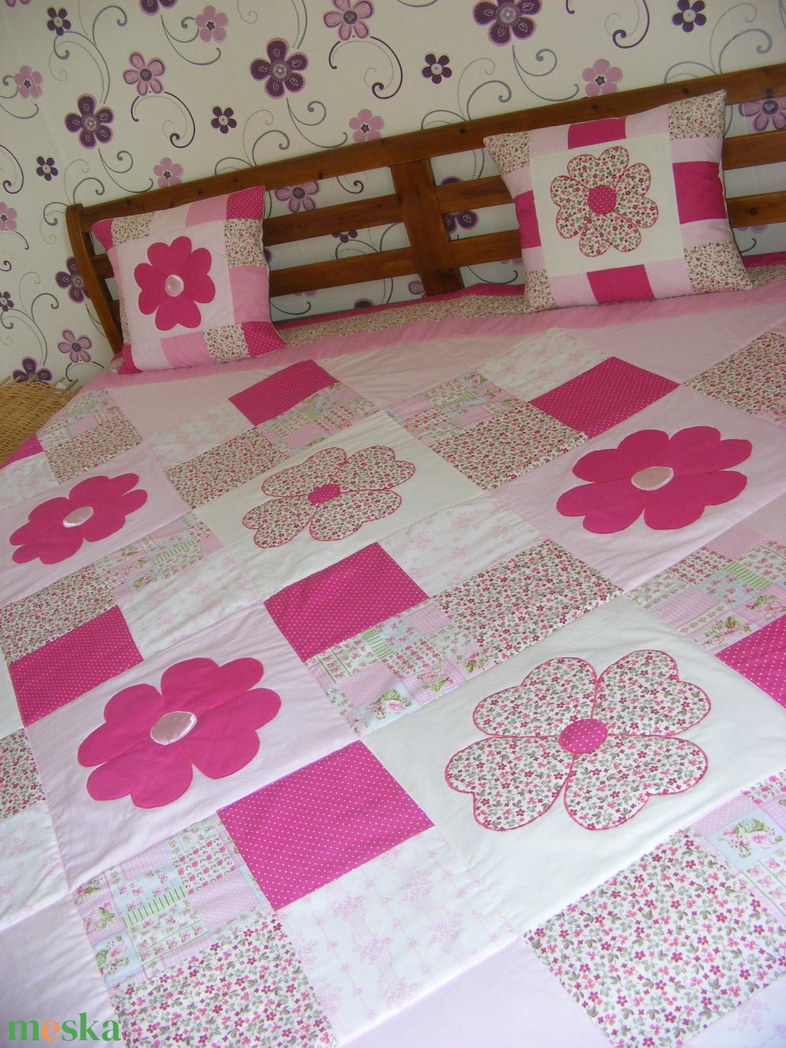 Pink patchwork takaró, nagy virágokkal - otthon & lakás - lakástextil - ágytakaró - Meska.hu Pink patchwork takaró, nagy virágokkal - otthon & lakás - lakástextil - ágytakaró - Meska.hu