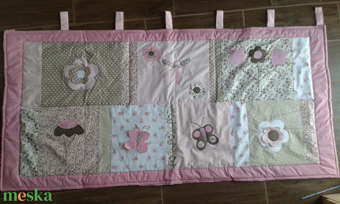 Rózsaszín-drapp patchwork falvédő virágokkal, pillangókkal - otthon & életmód - babaszoba, gyerekszoba - falvédő gyerekszobába - Meska.hu Rózsaszín-drapp patchwork falvédő virágokkal, pillangókkal - otthon & életmód - babaszoba, gyerekszoba - falvédő gyerekszobába - Meska.hu