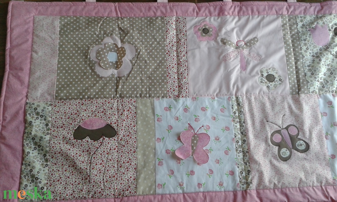 Rózsaszín-drapp patchwork falvédő virágokkal, pillangókkal - otthon & életmód - babaszoba, gyerekszoba - falvédő gyerekszobába - Meska.hu Rózsaszín-drapp patchwork falvédő virágokkal, pillangókkal - otthon & életmód - babaszoba, gyerekszoba - falvédő gyerekszobába - Meska.hu