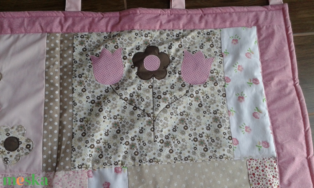 Rózsaszín-drapp patchwork falvédő virágokkal, pillangókkal - otthon & életmód - babaszoba, gyerekszoba - falvédő gyerekszobába - Meska.hu Rózsaszín-drapp patchwork falvédő virágokkal, pillangókkal - otthon & életmód - babaszoba, gyerekszoba - falvédő gyerekszobába - Meska.hu