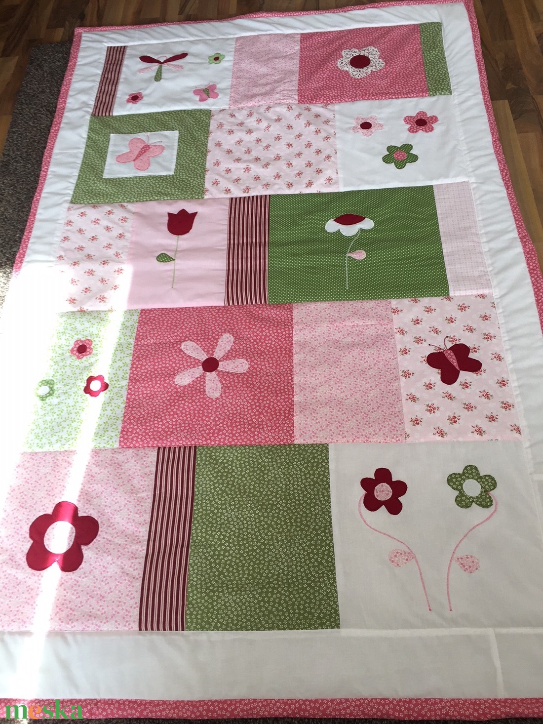  Rózsaszín-zöld patchwork takaró, falvédő, virág pillangó diszítéssel - otthon & lakás - lakástextil - Meska.hu