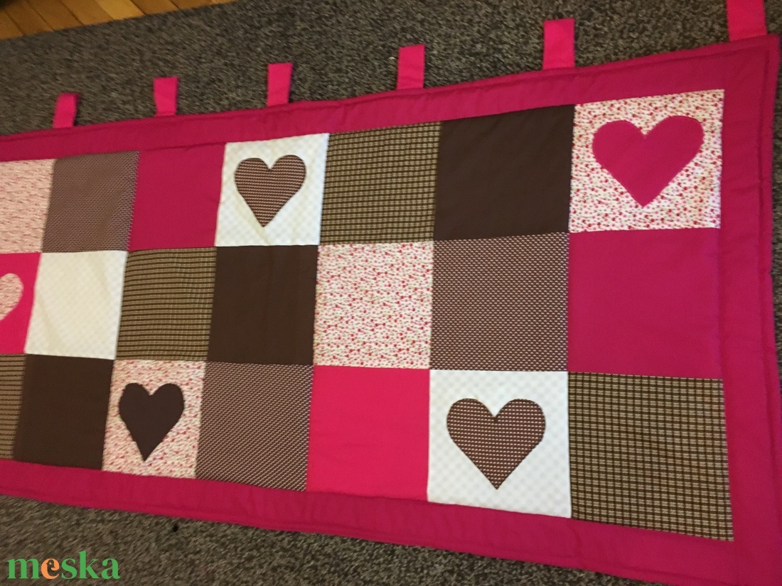 Patchwork falvédő, takaró pink-sötétbarna, szívecske diszítéssel - otthon & életmód - babaszoba, gyerekszoba - falvédő gyerekszobába - Meska.hu Patchwork falvédő, takaró pink-sötétbarna, szívecske diszítéssel - otthon & életmód - babaszoba, gyerekszoba - falvédő gyerekszobába - Meska.hu