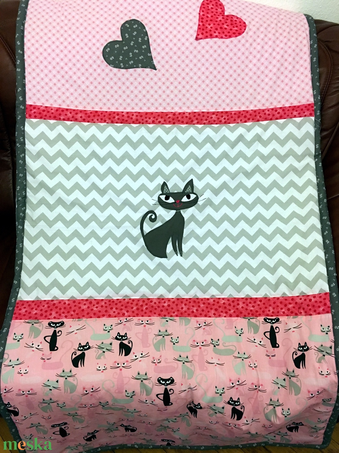 Patchwork takaró, chevron mintával falvédő, takaró cica minta - otthon & életmód - babaszoba, gyerekszoba - falvédő gyerekszobába - Meska.hu Patchwork takaró, chevron mintával falvédő, takaró cica minta - otthon & életmód - babaszoba, gyerekszoba - falvédő gyerekszobába - Meska.hu