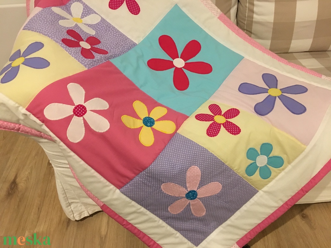 Patchwork takaró, falvédőnek is alkalmas, virág diszítéssel - otthon & életmód - babaszoba, gyerekszoba - babatakaró, gyerek pléd - Meska.hu