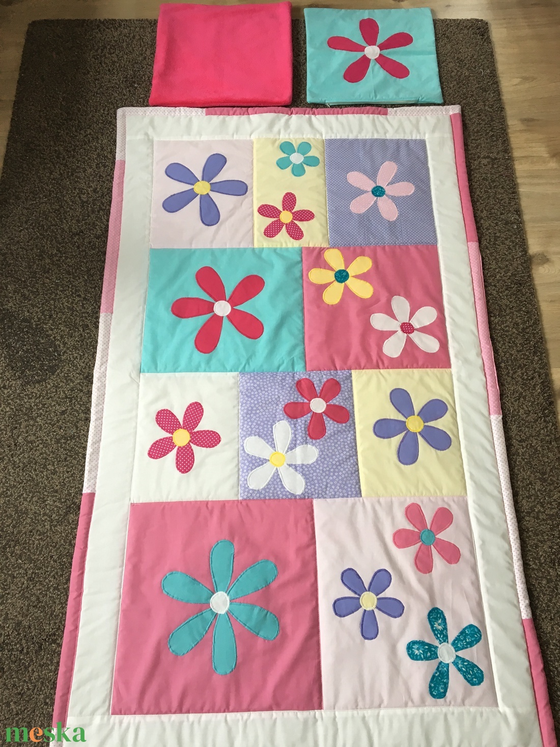 Patchwork takaró, falvédőnek is alkalmas, virág diszítéssel - otthon & életmód - babaszoba, gyerekszoba - babatakaró, gyerek pléd - Meska.hu
