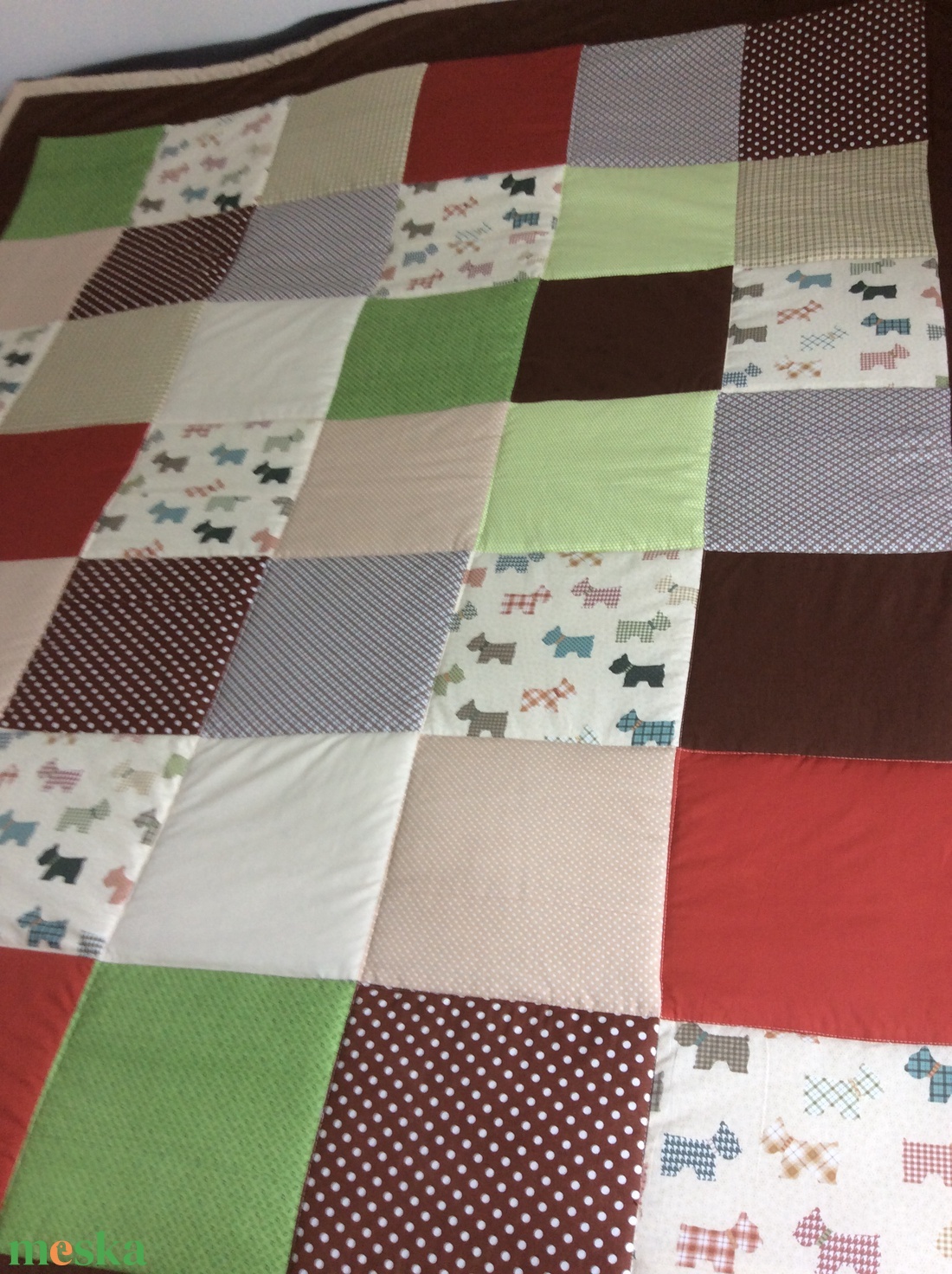 Zöld-barna patchwork takaró kutya mintával falvédőnek is alk. - otthon & életmód - lakástextil - ágytakaró - Meska.hu Zöld-barna patchwork takaró kutya mintával falvédőnek is alk. - otthon & életmód - lakástextil - ágytakaró - Meska.hu