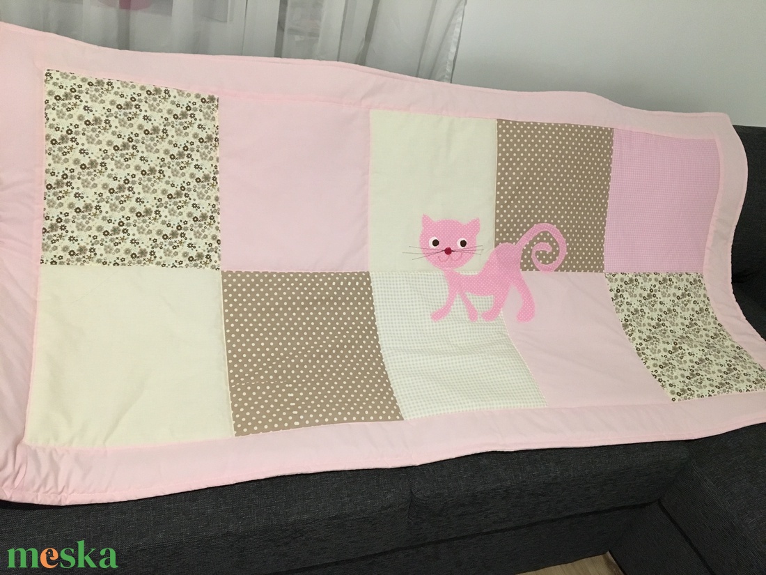 Cicás patchwork takaró+ falvédő szettben - otthon & életmód - babaszoba, gyerekszoba - szett kiságyba - Meska.hu Cicás patchwork takaró+ falvédő szettben - otthon & életmód - babaszoba, gyerekszoba - szett kiságyba - Meska.hu