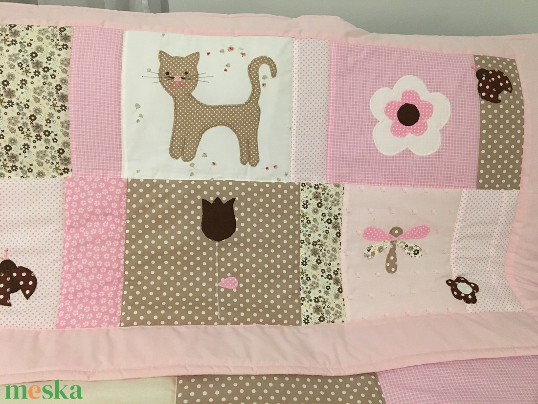Cicás patchwork takaró+ falvédő szettben - otthon & életmód - babaszoba, gyerekszoba - szett kiságyba - Meska.hu Cicás patchwork takaró+ falvédő szettben - otthon & életmód - babaszoba, gyerekszoba - szett kiságyba - Meska.hu