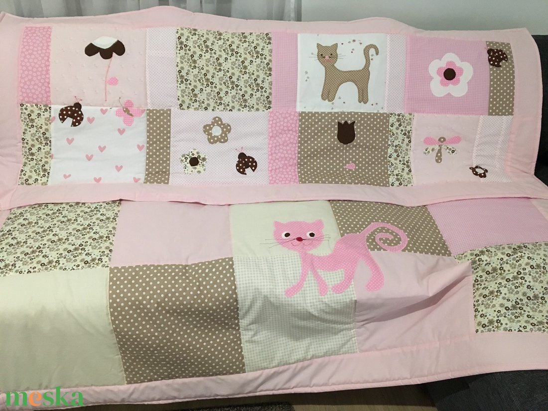 Cicás patchwork takaró+ falvédő szettben - otthon & életmód - babaszoba, gyerekszoba - szett kiságyba - Meska.hu Cicás patchwork takaró+ falvédő szettben - otthon & életmód - babaszoba, gyerekszoba - szett kiságyba - Meska.hu