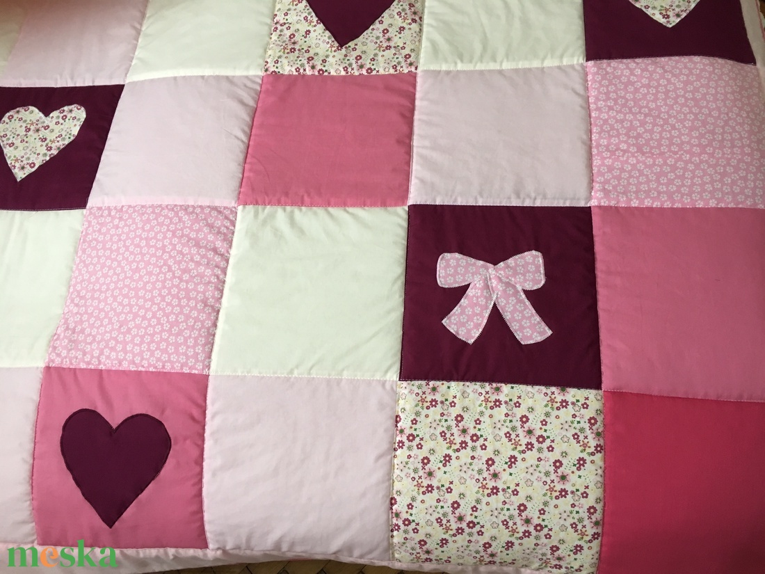Patchwork takaró, falvédő pink-rózsaszín virágokkal - otthon & lakás - babaszoba, gyerekszoba - falvédő gyerekszobába - Meska.hu