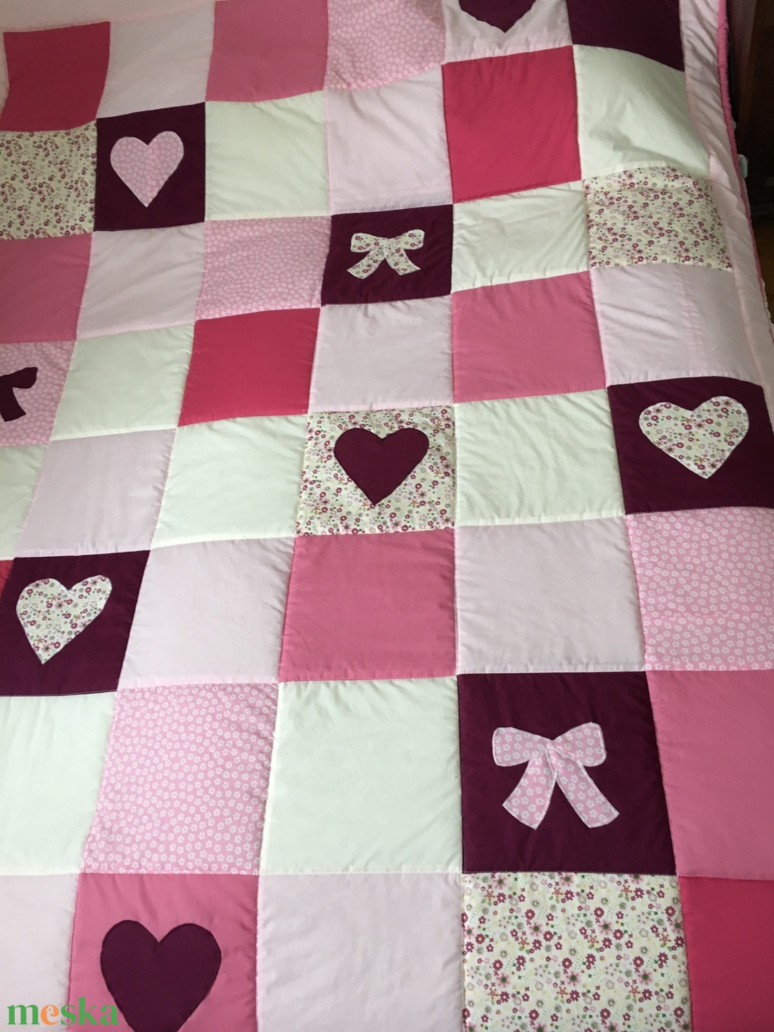 Patchwork takaró, falvédő pink-rózsaszín masnival és szívecskével - otthon & életmód - babaszoba, gyerekszoba - falvédő gyerekszobába - Meska.hu Patchwork takaró, falvédő pink-rózsaszín masnival és szívecskével - otthon & életmód - babaszoba, gyerekszoba - falvédő gyerekszobába - Meska.hu