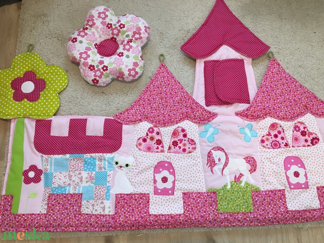 Palotás patchwork falvédő + virág alakú párnácskával - otthon & életmód - babaszoba, gyerekszoba - falvédő gyerekszobába - Meska.hu Palotás patchwork falvédő + virág alakú párnácskával - otthon & életmód - babaszoba, gyerekszoba - falvédő gyerekszobába - Meska.hu