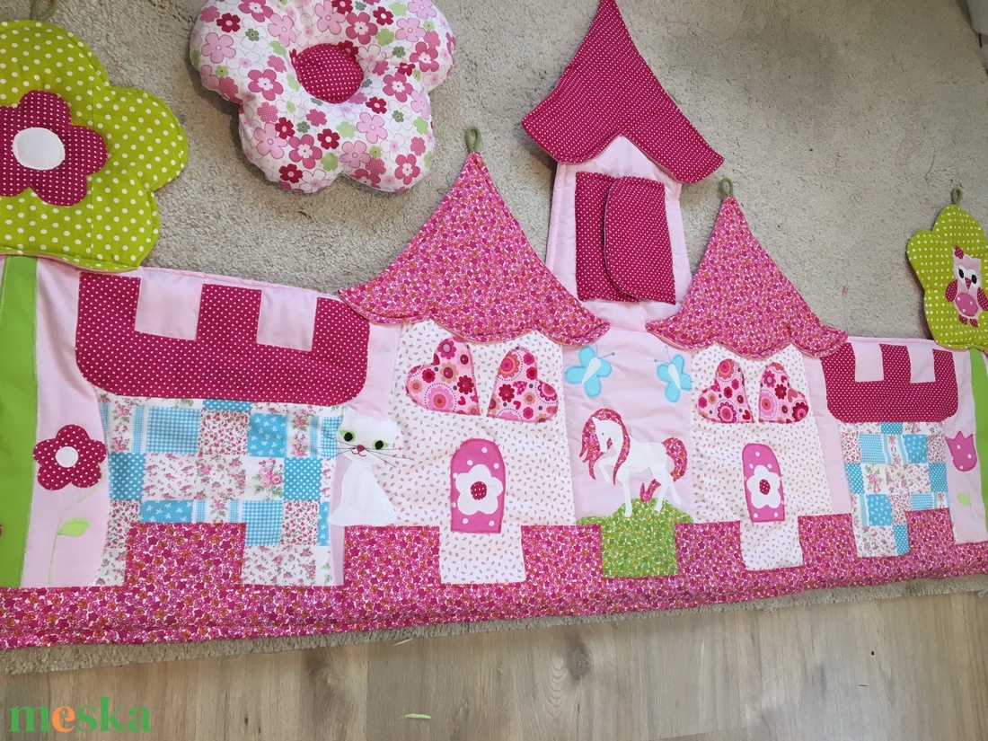 Palotás patchwork falvédő + virág alakú párnácskával - otthon & lakás - babaszoba, gyerekszoba - falvédő gyerekszobába - Meska.hu
