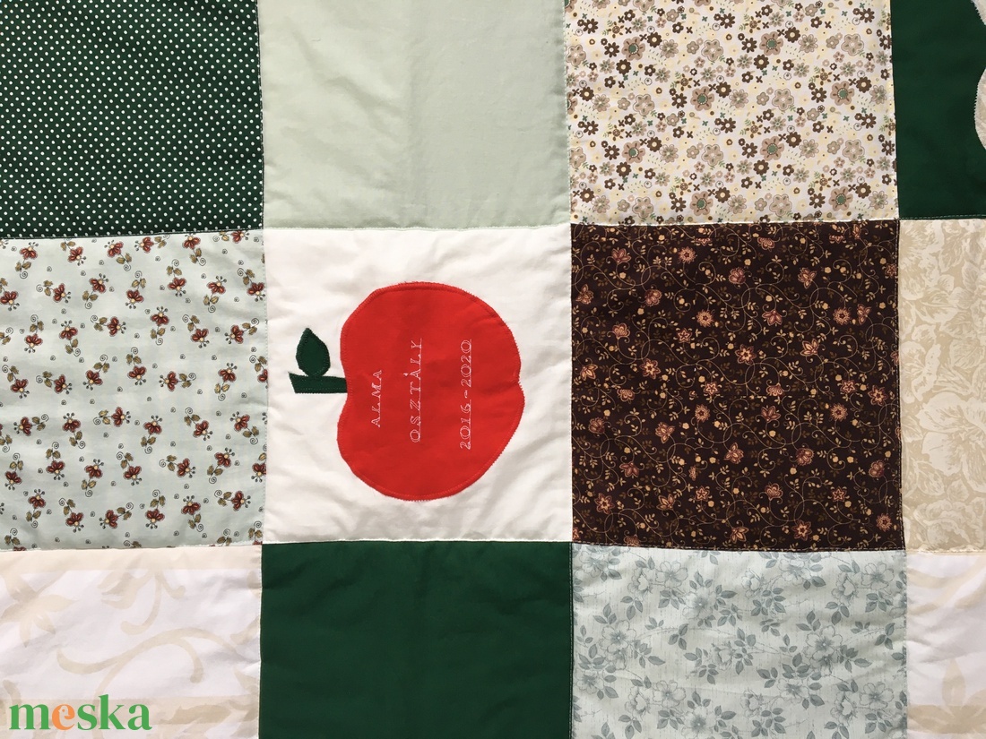 Zöld kockás patchwork takaró kockákból, falvédőnek is alk. szívecskékkel - otthon & életmód - lakástextil - felnőtt takaró, pléd - Meska.hu Zöld kockás patchwork takaró kockákból, falvédőnek is alk. szívecskékkel - otthon & életmód - lakástextil - felnőtt takaró, pléd - Meska.hu