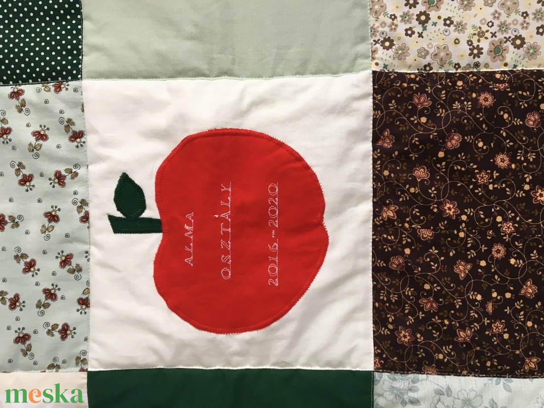 Zöld kockás patchwork takaró kockákból, falvédőnek is alk. szívecskékkel - otthon & életmód - lakástextil - felnőtt takaró, pléd - Meska.hu Zöld kockás patchwork takaró kockákból, falvédőnek is alk. szívecskékkel - otthon & életmód - lakástextil - felnőtt takaró, pléd - Meska.hu